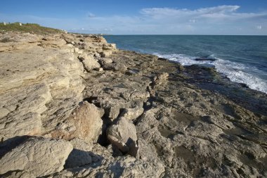 İtalya, Sicilya, Akdeniz, Sampieri (Ragusa Eyaleti), Sicilya 'nın güneydoğu kayalık kıyı şeridi manzarası