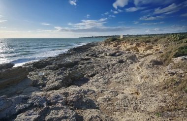 İtalya, Sicilya, Akdeniz, Sampieri (Ragusa Eyaleti), Sicilya 'nın güneydoğu kayalık kıyı şeridi manzarası