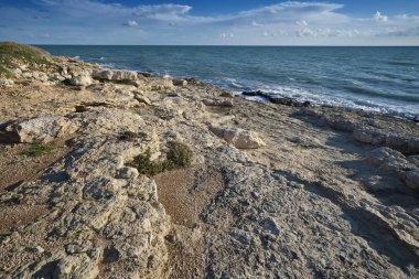 İtalya, Sicilya, Akdeniz, Sampieri (Ragusa Eyaleti), Sicilya 'nın güneydoğu kayalık kıyı şeridi manzarası