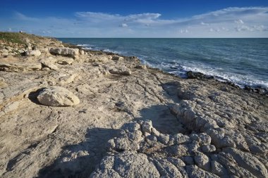 İtalya, Sicilya, Akdeniz, Sampieri (Ragusa Eyaleti), Sicilya 'nın güneydoğu kayalık kıyı şeridi manzarası