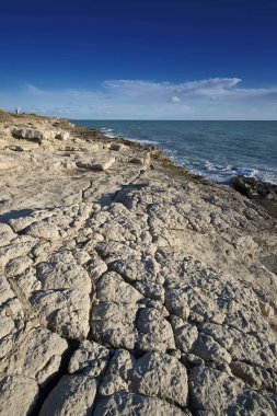 İtalya, Sicilya, Akdeniz, Sampieri (Ragusa Eyaleti), Sicilya 'nın güneydoğu kayalık kıyı şeridi manzarası