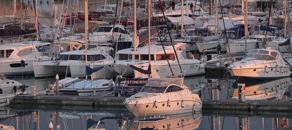イタリア シチリア島 地中海 マリーナ ラグーザ 2018 ボート 高級ヨットの港でアット サンセット — ストック写真