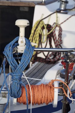 İtalya, Sicilya, Akdeniz, Marina di Ragusa; 29 Ocak 2018, yelkenli tekne iskele, deniz ipleri - Editörden