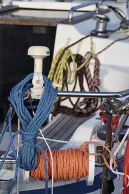 İtalya, Sicilya, Akdeniz, Marina di Ragusa; 29 Ocak 2018, yelkenli tekne iskele, deniz ipleri - Editörden