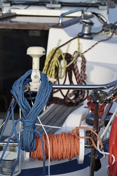 İtalya, Sicilya, Akdeniz, Marina di Ragusa; 29 Ocak 2018, yelkenli tekne iskele, deniz ipleri - Editörden
