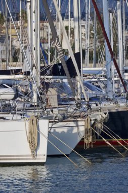 İtalya, Sicilya, Akdeniz, Marina di Ragusa; 29 Ocak 2018, yelkenli tekneler limanda - Editörden