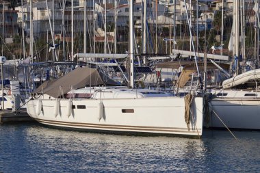 İtalya, Sicilya, Akdeniz, Marina di Ragusa; 29 Ocak 2018, yelkenli tekneler limanda - Editörden