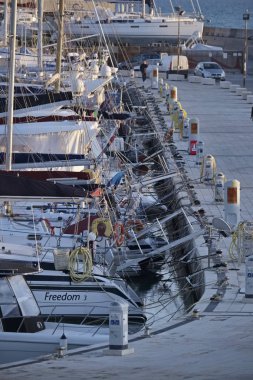 İtalya, Sicilya, Akdeniz, Marina di Ragusa; 29 Ocak 2018, Lüks Yatlar port - Editörden
