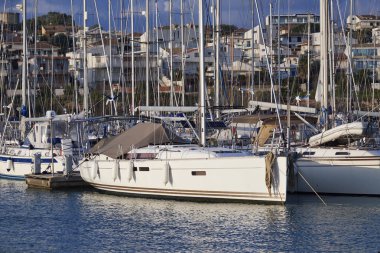 İtalya, Sicilya, Akdeniz, Marina di Ragusa; 29 Ocak 2018, yelkenli tekneler limanda - Editörden