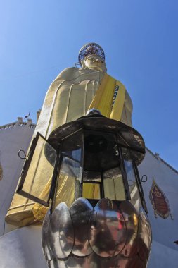 Tayland, Bangkok, 32 uzun ayakta Buda Phrasiariyametri (Wat Indrawiharn), Indrawiharn Tapınağı'nda 19 metre.