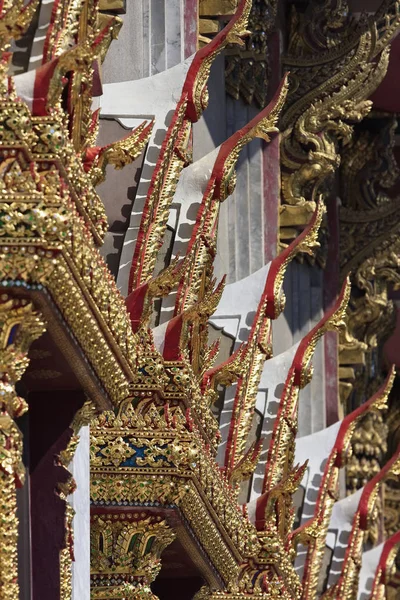 Tailândia Bangkok Ornamentos Telhado Pequeno Templo Perto Templo Indrawiharn Wat — Fotografia de Stock