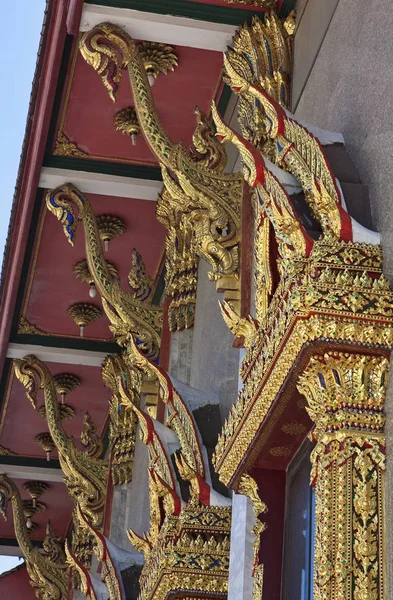 Tailândia Bangkok Ornamentos Telhado Pequeno Templo Perto Templo Indrawiharn Wat — Fotografia de Stock