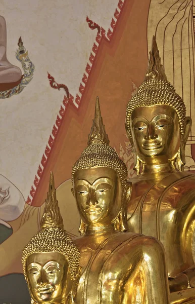 Thaiföld Bangkok Indrawiharn Temple Wat Indrawiharn Század Arany Buddha Szobrok — Stock Fotó