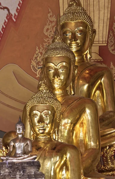 Thaiföld Bangkok Indrawiharn Temple Wat Indrawiharn Század Arany Buddha Szobrok — Stock Fotó