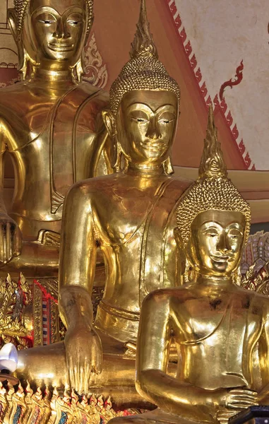 Tailandia Bangkok Templo Indrawiharn Wat Indrawiharn Estatuas Buda Doradas Del —  Fotos de Stock