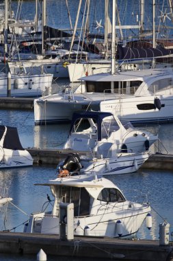 İtalya, Sicilya, Akdeniz, Marina di Ragusa; 4 Şubat 2018, tekneler ve Lüks Yatlar port - Editörden