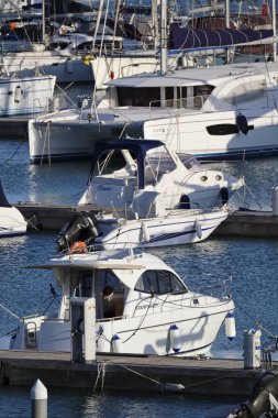 İtalya, Sicilya, Akdeniz, Marina di Ragusa; 4 Şubat 2018, tekneler ve Lüks Yatlar port - Editörden