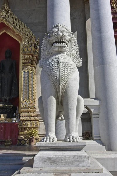 バンコク ドゥシット区 Benjamabopit ワット Benjamabopit 寺院の入り口にライオンの大理石の — ストック写真