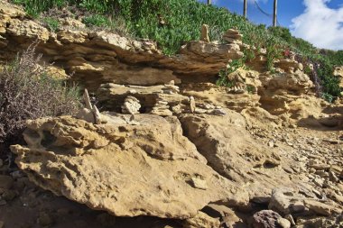 İtalya, Sicilya, Puntabraccetto beach (Ragusa eyaletinde), Akdeniz, taşlar kayaların üzerinde kazıklı.