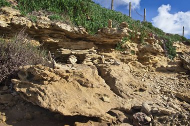 İtalya, Sicilya, Puntabraccetto beach (Ragusa eyaletinde), Akdeniz, taşlar kayaların üzerinde kazıklı.