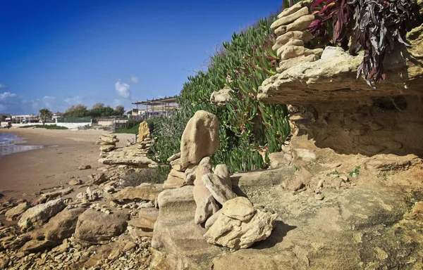 Italië Sicilië Puntabraccetto Strand Provincie Ragusa Middellandse Zee Stenen Opgestapeld — Stockfoto