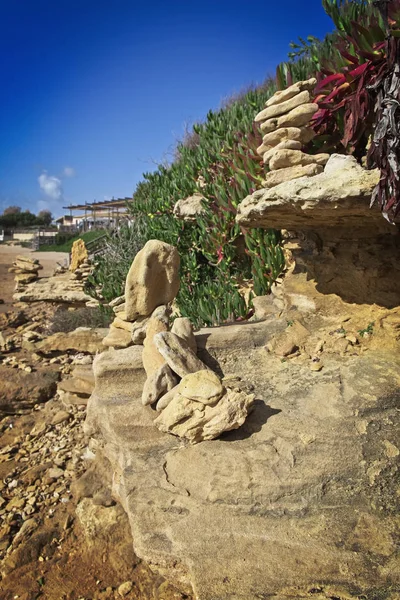 Italië Sicilië Puntabraccetto Strand Provincie Ragusa Middellandse Zee Stenen Opgestapeld — Stockfoto