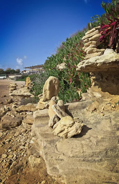 Italia Sicilia Playa Puntabraccetto Provincia Ragusa Mar Mediterráneo Piedras Apiladas — Foto de Stock