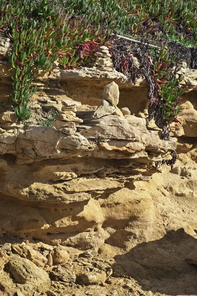Talya Sicilya Puntabraccetto Beach Ragusa Eyaletinde Akdeniz Taşlar Kayaların Üzerinde — Stok fotoğraf