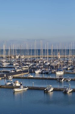 İtalya, Sicilya, Akdeniz, Marina di Ragusa; 15 Şubat 2018, tekneler ve Lüks Yatlar port - Editörden