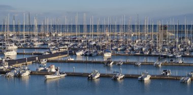 İtalya, Sicilya, Akdeniz, Marina di Ragusa; 15 Şubat 2018, tekneler ve Lüks Yatlar port - Editörden