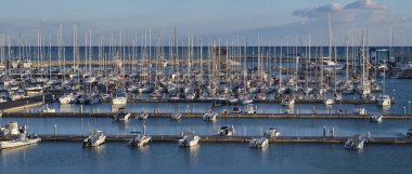 İtalya, Sicilya, Akdeniz, Marina di Ragusa; 15 Şubat 2018, tekneler ve Lüks Yatlar port - Editörden