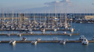İtalya, Sicilya, Akdeniz, Marina di Ragusa; 15 Şubat 2018, tekneler ve Lüks Yatlar port - Editörden
