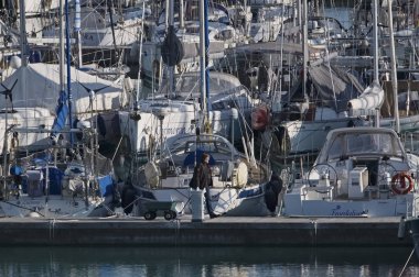 İtalya, Sicilya, Akdeniz, Marina di Ragusa; 16 Şubat 2018, insanlar ve liman - editoryal Lüks Yatlar