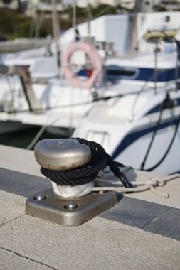 İtalya, Sicilya, Akdeniz, Marina di Ragusa; 17 Şubat 2018, yelkenli tekneler limanda çelik baba ve deniz ipleri - Editörden