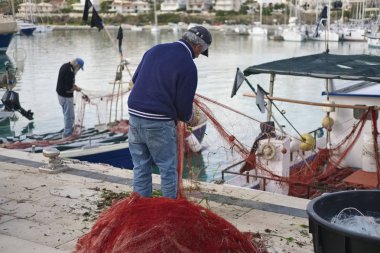 İtalya, Sicilya, Marina di Ragusa; 17 Şubat 2018, balıkçı limanı - editoryal çalışma