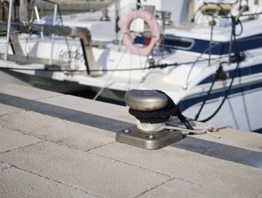 İtalya, Sicilya, Akdeniz, Marina di Ragusa; 17 Şubat 2018, yelkenli tekneler limanda çelik baba ve deniz ipleri - Editörden