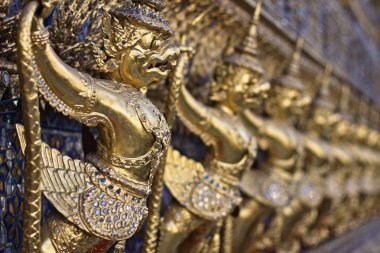 Tayland, Bangkok, İmparatorluk Sarayı, imparatorluk şehri, bir Budist tapınağı duvardaki altın süs heykeller