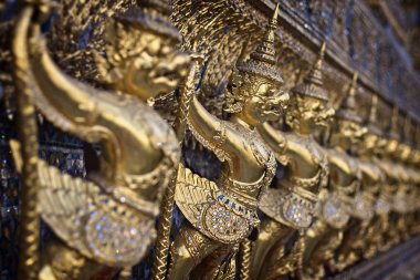 Tayland, Bangkok, İmparatorluk Sarayı, imparatorluk şehri, bir Budist tapınağı duvardaki altın süs heykeller