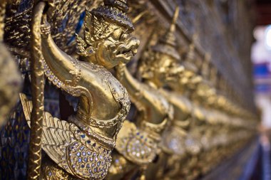 Tayland, Bangkok, İmparatorluk Sarayı, imparatorluk şehri, bir Budist tapınağı duvardaki altın süs heykeller