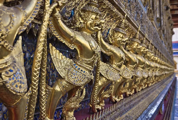 Thailand Bangkok Kaiserpalast Kaiserstadt Goldene Zierstatuen Der Wand Eines Buddhistischen — Stockfoto