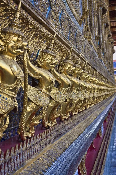 バンコク 帝国都市 仏教寺院の壁に黄金の観賞用仏像 — ストック写真