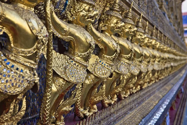 佛教寺院墙上的金色观赏雕像 — 图库照片