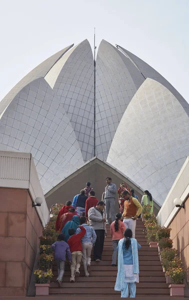 Indie Delhi Stycznia 2007 Osób Odwiedzających Lotus Temple Świątynia Baha — Zdjęcie stockowe