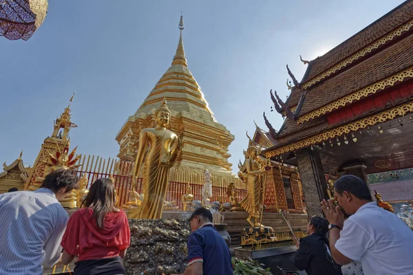 치앙마이 2008 사람들 Prathat도이 Wat Prathat Doi Suthep 사설에서 — 스톡 사진