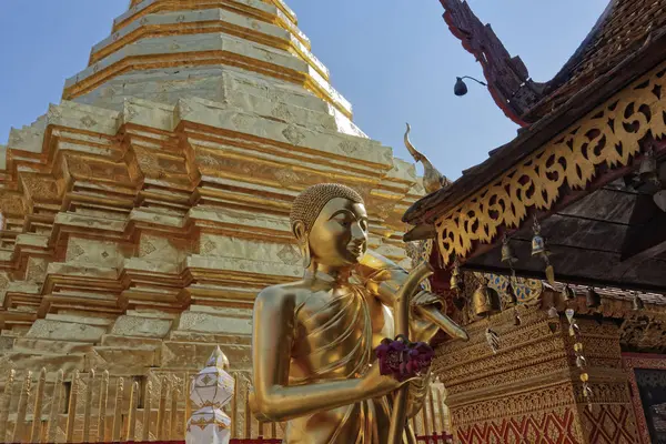 チェンマイ Prathat ドイステープ寺院 ワット Prathat ステープ 黄金の仏像 — ストック写真