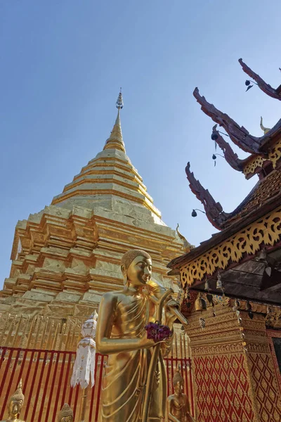 チェンマイ Prathat ドイステープ寺院 ワット Prathat ステープ 黄金の仏像 — ストック写真