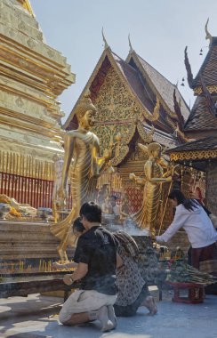 Tayland, Chiang Mai; 23 Ocak 2008, insanlar Prathat Doi Suthep Tapınağı (Wat Prathat Doi Suthep) - editoryal dua