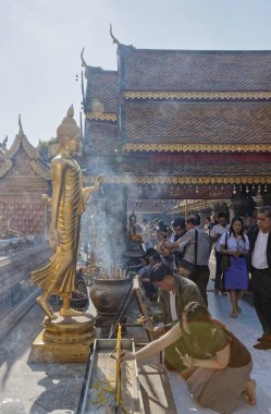 Tayland, Chiang Mai; 23 Ocak 2008, insanlar Prathat Doi Suthep Tapınağı (Wat Prathat Doi Suthep) - editoryal dua