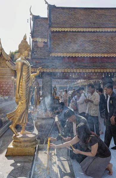 Tailandia Chiang Mai Enero 2008 Personas Rezando Templo Prathat Doi — Foto de Stock