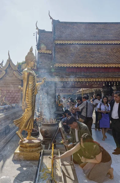 Tailândia Chiang Mai Janeiro 2008 Pessoas Orando Templo Prathat Doi — Fotografia de Stock